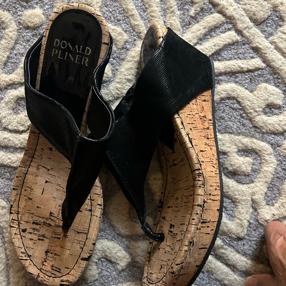 Donald Pliner - Picture 3 of 5